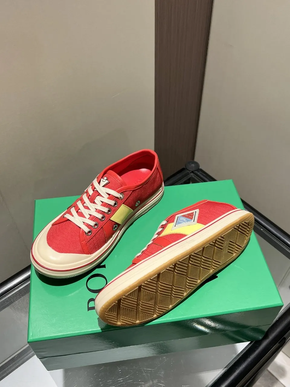 p518🐮🐮Bottega Veneta BV's latest Eliot series, retro basketball shoes, casual sports canvas shoes, become gods when they are launched! [Celebration] [Celebration] A 1:1 copy of the original version, [Fireworks] original material, [Fireworks] original color system, inspired by retro basketball sneakers, the color combination highlights youthful vitality, and perfectly interprets the theme of youth and childlike innocence. The details are also very particular. The summer canvas brings excellent durability and comfort. Designs such as calfskin trim, rubber toe caps and hand-painted retro red lines are full of retro feel. The round toe and convex sole add a modern feel and are suitable for various styles. Easily create a fashionable atmosphere. The upper foot is the focus...can be worn as a couple's shoes...each shoe has more taste and attitude! Fabric: Original customized high-density canvas + cowhide Lining: Original customized breathable canvas Insole: movable latex cowhide insole. Sole: original molded non-slip and wear-resistant TPU material. Sole thickness: 3cm. Size: women's size 35#-40#, men's size 39#-45#.